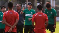 Pelatih Timnas Indonesia U-23, Shin Tae-yong memberikan arahan kepada pemain saat melakukan latihan perdana menjelang Piala AFF U-23 yang berlangsung di Lapangan A, Senayan, Jakarta, Kamis (10/08/2023). (Bola.com/Bagaskara Lazuardi)