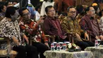 Wakil Presiden Jusuf Kalla (tengah) di dampingi Ketua MPR Zulkifli Hasan bersama empat Wakil Ketua MPR saat menghadiri acara Peringatan Hari Konstitusi di Gedung Nusantara IV, Kompleks Parlemen, Senayan, Jakarta, Kamis (18/8). (Liputan6.com/Johan Tallo)