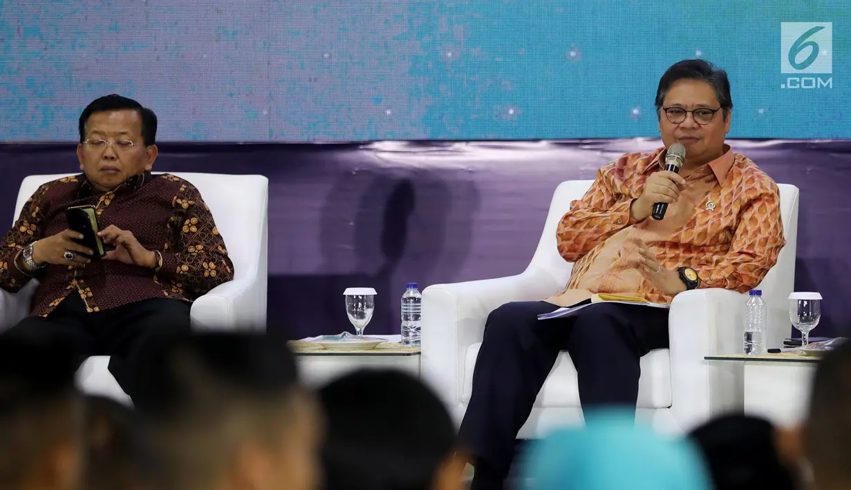 Ketua Umum Partai Golkar Airlangga Hartarto (kanan) memberikan paparan dalam acara Dialog Refleksi Akhir Masa Jabatan Anggota MPR, DPR, dan DPD RI di Kompleks Parlemen, Jakarta, Selasa (10/9/2019). Dialog membahas capaian kinerja DPR, MPR, dan DPD periode 2014-2019. (Liputan6.com/JohanTallo)