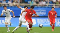 Pemain Timnas Indonesia U-24, Ramadhan Sananta (tengah), berusaha mengontrol bola dari hadangan pemain Timnas Uzbekistan U-24 dalam pertandingan 16 besar Asian Games 2022 yang berlangsung di Stadion Shangcheng Sports Centre, Kamis (28/9/2023). (Bola.com/NOC/Naif Al'as)