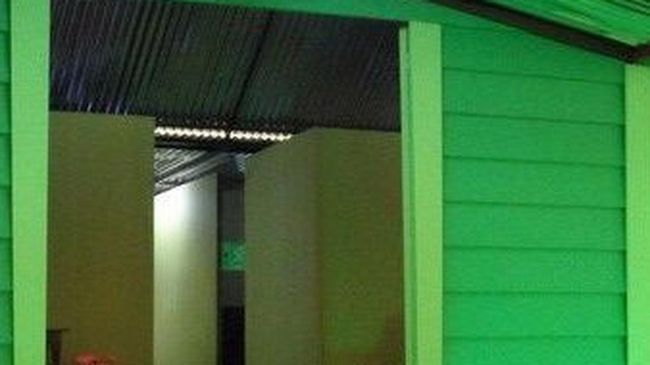 Tampak rumah panggung yang terbuat dari kayu itu juga kental dengan nuansa warna hijau. <br>