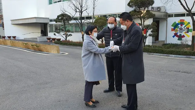 Pengecekan suhu ketika sedang memasuki gedung KBRI Seoul.
