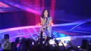 Penonton mengambil gambar Kaka saat tampil di Konser Raya 22 Indosiar, Jakarta, Rabu (11/1). Kehadiran Slank semakin membuat panggung Konser Raya 22 Indosiar semakin bergairah. (Liputan6.com/Helmi Afandi)