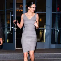 Kendall Jenner memukaud dengan  gaya yang bisa disebut sebagai office siren look. [@voguemagazine].