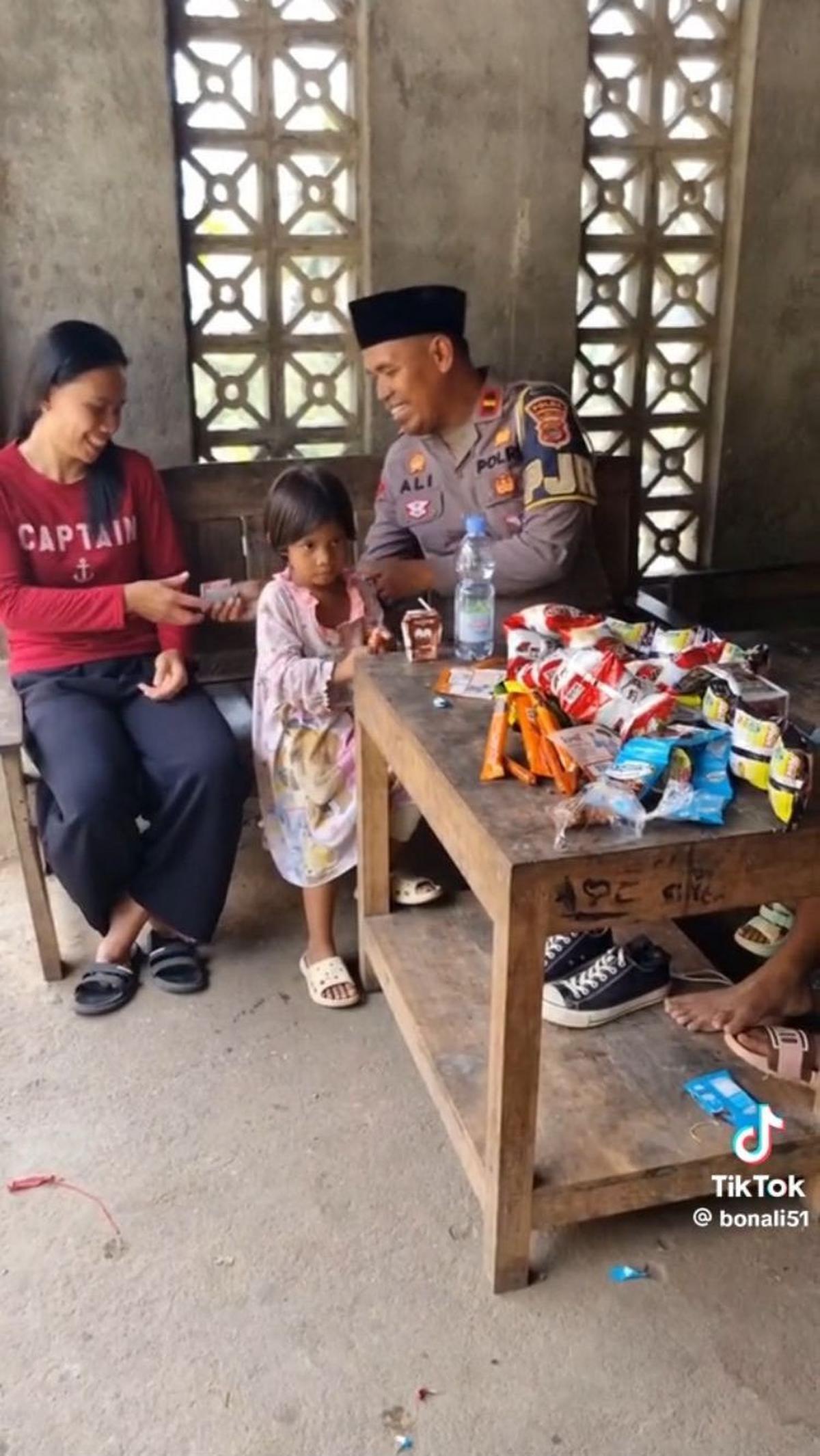 Seperti biasa, ia juga menitipkan uang untuk membiayai keempat anak ini.