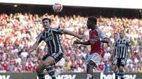 Bek Manchester United (MU), Harry Maguire, menghadang pergerakan penyerang Arsenal, Bukayo Saka, saat kedua tim bertemu pada pekan keempat Liga Inggris 2023/2024 di Emirates Stadium, Minggu (3/9/2023). (AP Photo/Kirsty Wigglesworth)