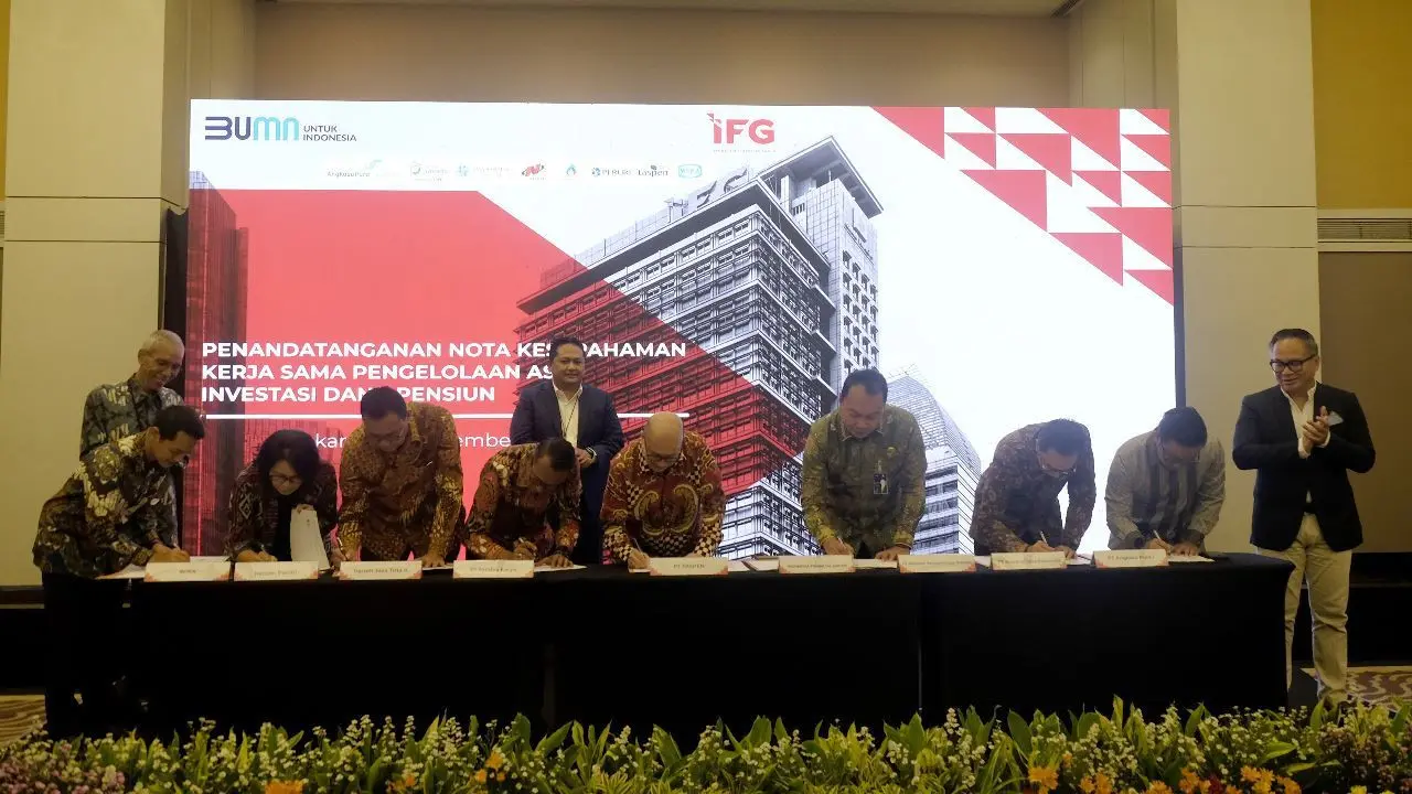 IFG menandatangani memorandum of understanding (MoU) rencana kerja sama pengelolaan aset investasi dana pensiun antara IFG bersama anak perusahaannya, PT Bahana TCW Investment Management dan 8 BUMN pendiri dana pensiun. (Dok IFG)