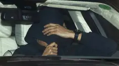 Jose Mourinho menutupi wajahnya saat keluar dari tempat latihan milik Chelsea di Cobham, Inggris, Kamis (17/12). Mourinho resmi dipecat karena dinilai gagal setelah Chelsea terperosok di papan bawah klasemen Liga Premier Inggris. (REUTERS/Peter Nicholls)