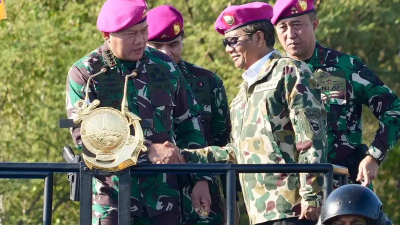 Menkopolhukam Mahfud Md bersama Panglima TNI Laksamana Yudo Margono menyaksikan secara langsung puncak Manuver Lapangan (Manlap) Latihan Gabungan (Latgab) TNI tahun 2023.