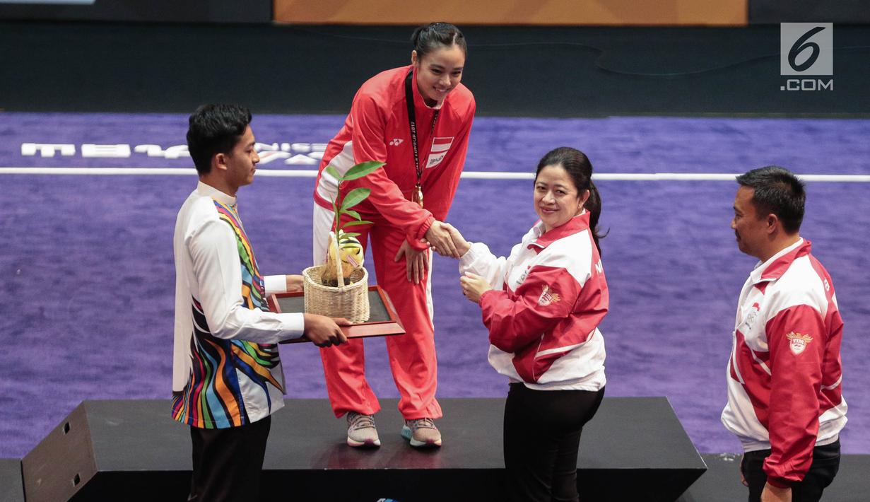 Menko PMK Puan Maharani didampingi Menpora Imam Nahrawi memberikan medali emas kepada Lindswell Kwok usai menjuarai pertandingan wushu dalam Sea Games 2017 di Kuala Lumpur, Malaysia, Selasa (21/8). (Liputan6.com/Faizal Fanani)