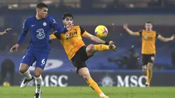 Gelandang Wolverhampton, Pedro Neto (kanan) berebut bola dengan bek Chelsea, Thiago Silva dalam laga lanjutan Liga Inggris 2020/21 pekan ke-20 di Stamford Bridge, Rabu (27/1/2021). Wolverhampton bermain imbang 0-0 dengan Chelsea. (Pool via AP/Neil Hall)