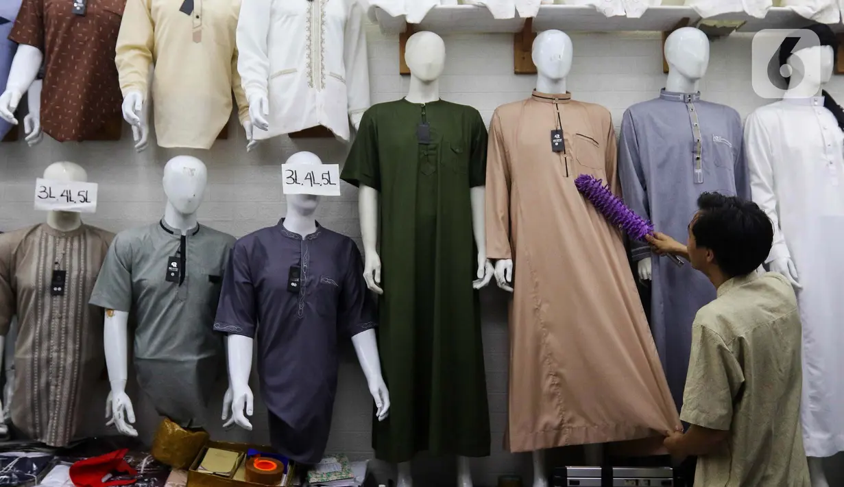 Selain menjual pakaian ke para pembeli musiman, para pedagang juga mendapat pesanan dari langganan mereka di luar kota. (Liputan6.com/Herman Zakharia)