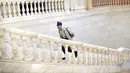 Seorang pria mengenakan seragam militer antik berjalan menaiki tangga Istana Parlemen pada Hari Anak Internasional di Bucharest, Rumania, Selasa (1/6/2021). Lebih dari 10 ribu anak-anak dan orang dewasa mengunjungi gedung era komunis yang juga dikenal House of the People. (AP Photo/Vadim Ghirda)