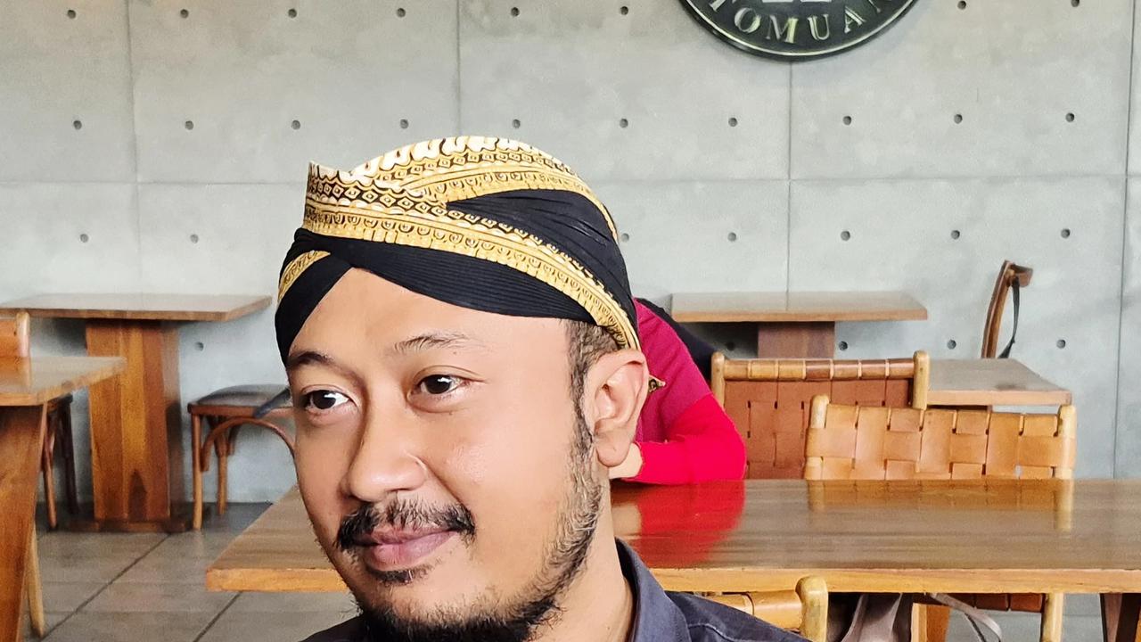 KGPH Hangabehi alias Mangkubumi dinobatkan menjadi Paku Buwono (PB) XIV