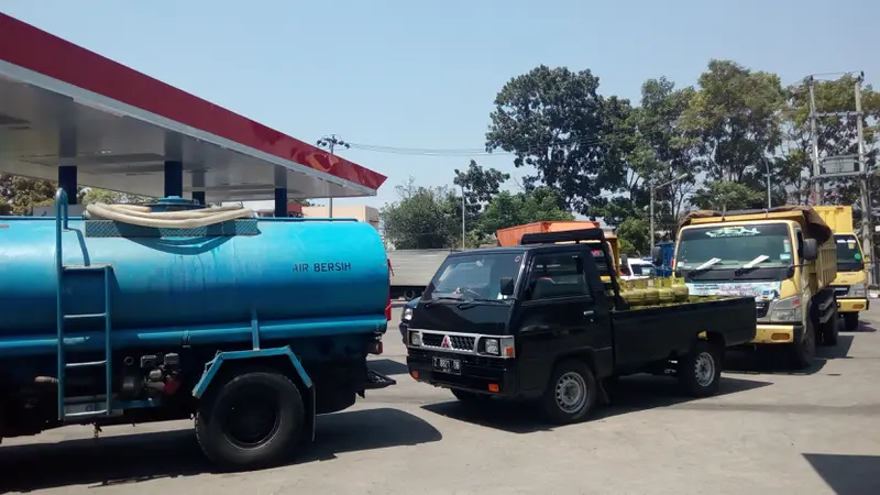 Nampak antrian kendaraan angkutan barang tidak terhindarkan menunggu pengisian solar di salah satu SPBU wilayah Ciateul Garut