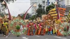Kemeriahan pawai Parade Asia Afrika di Bandung, Sabtu (26/4/2015). Pawai Parade Asia Afrika dimeriahkan dengan menampilkan berbagaimacam pakaian tradisional masing-masing negara. (Liputan6.com/Herman Zakharia) 
