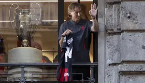 Resmi! Luka Modric Bertahan di AC Milan sampai 2027