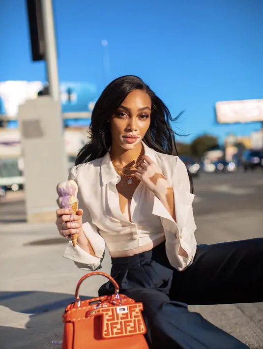 Kuning mimosa, merah tulip, cyan blue, dan abu-abu truffle yang dikombinasikan dengan hardware warna perak. (Foto: Fendi)