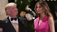 Frustasi Jadi First Lady, Melania Trump Tebar Senyum Palsu