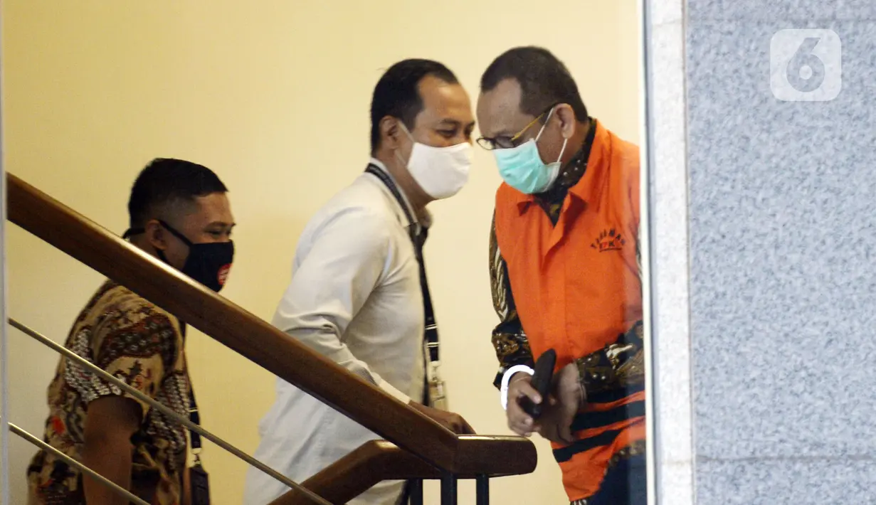 Mantan Sekretaris MA Nurhadi (kanan) saat akan menjalani pemeriksaan penyidik di Gedung KPK, Jakarta, Selasa (30/6/2020). Nurhadi diperiksa sebagai saksi untuk tersangka Direktur MIT Hiendra Soenjoto terkait dugaan suap gratifikasi pengurusan perkara di MA Tahun 2011-2016. (merdeka.com/Dwi Narwoko)