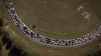 Pengemudi menunggu untuk menjalani tes PCR COVID-19 gratis di tempat pengujian drive-thru di arena pacuan kuda di Capiata, Paraguay, Selasa (11/1/2022). (AP Photo/Jorge Saenz)