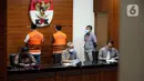 <p>Wakil Ketua KPK Alexander Marwata (tengah) menyampaikan keterangan terkait penetapan tersangka kasus dugaan korupsi pengadaan tanah pembangunan SMKN 7 Tangerang Selatan di Gedung Merah Putih KPK, Jakarta, Selasa (26/4/2022). KPK menahan dua pihak swasta sebagai tersangka kasus dugaan korupsi pengadaan tanah untuk pembangunan SMKN 7 Tangerang Selatan. (Liputan6.com/Faizal Fanani)</p>