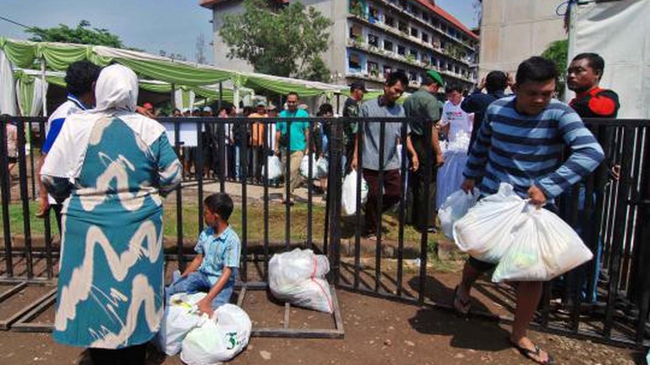 Warga Rusun Koja serbu sembako murah