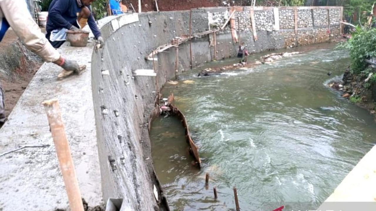 Hampir Rampung! Perbaikan Turap Kali Cipinang di Makasar Capai 90 Persen, Cegah Banjir dan Longsor