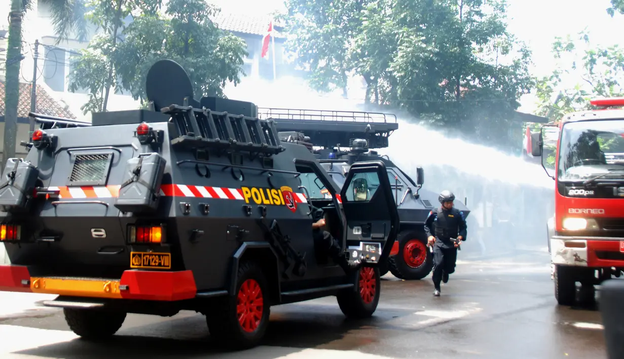 Kendaraan taktis Korps Brimob di luar kantor Kelurahan Arjuna, Kecamatan Cicendo, Bandung, Senin (27/2). Baku tembak terjadi antara polisi dengan terduga pelaku ledakan bom panci di Taman Pandawa yang bersembunyi di kantor kelurahan. (Timor Matahari/AFP)