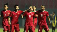Pemain Timnas Indonesia U-19  rayakan gol ke gawang PCFC pada laga di Stadion Patriot, Kamis (27/4/2017). (Liputan6.com/Helmi Fithriansyah)