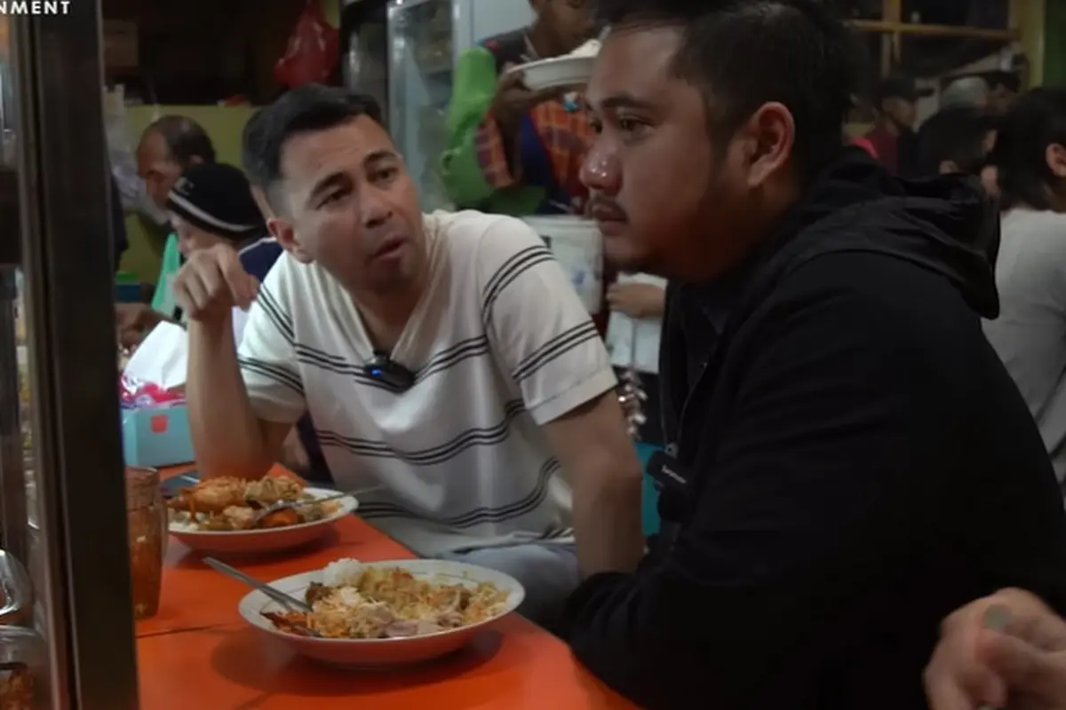 [Fimela] Raffi Ahmad makan di warteg