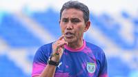 Bima Sakti memimpin sesi latihan Persela Lamongan di Stadion Surajaya, Lamongan, Selasa (30/12/2025). (Dok. Persela)