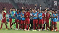 Pemain Timnas Indonesia U-19 merayakan kemenangan atas Uni Emirat Arab U-19 pada penyisihan Grup A Piala AFC U-19 2018 di Stadion GBK, Jakarta, Rabu (24/10). Indonesia unggul 1-0 dan melaju ke perempat final. (Liputan6.com/Helmi Fithriansyah)