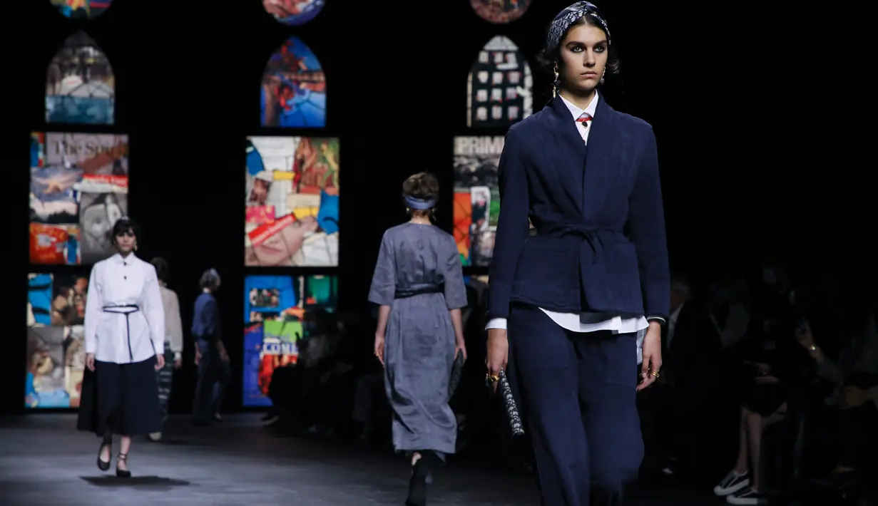 Seorang model mengenakan kreasi untuk koleksi busana edisi semi-musim panas 2021 Dior selama Paris Fashion Week pada Selasa (29/9/2020). Paris Fashion Week digelar kembali di tengah pandemi COVID-19 dan berlangsung mulai dari 28 September hingga 6 Oktober 2020. (Vianney Le Caer/Invision/AP)