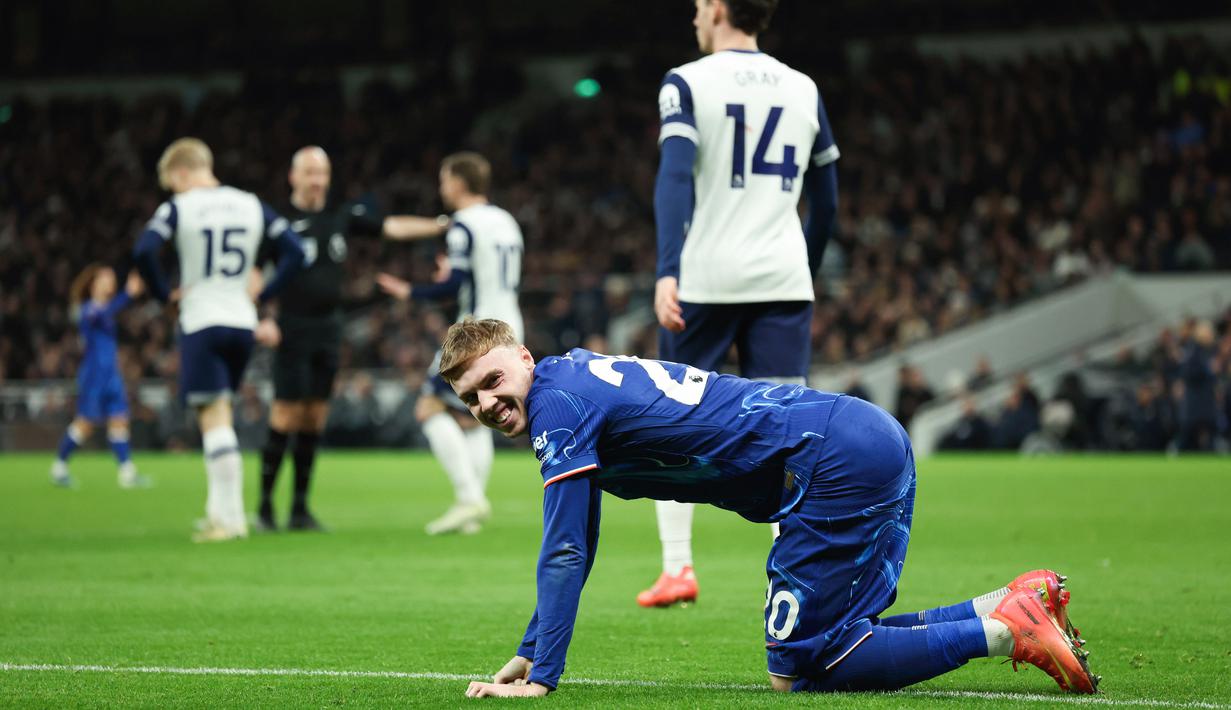 Pemain Chelsea, Cole Palmer, tersenyum setelah wasit Anthony Taylor menunjuk titik putih dan memberi penalti. (AP Photo/Ian Walton)