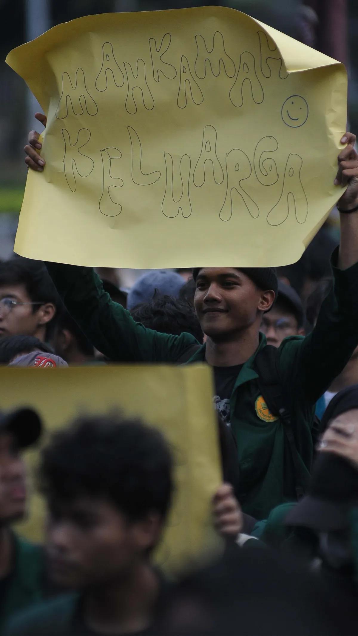 Dalam aksinya, para mahasiswa BEM SI membentangkan berbagai poster. Salah satunya dengan tulisan "Mahkamah Keluarga."
