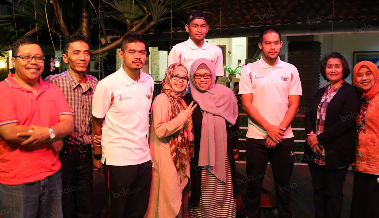 Fans Bambang Pamungkas, Andritany dan Ramdani Lestaluhu mengajak berfoto bersama di Bandung, Jumat (15/7/2016). (Bola.com/Nicklas Hanoatubun)