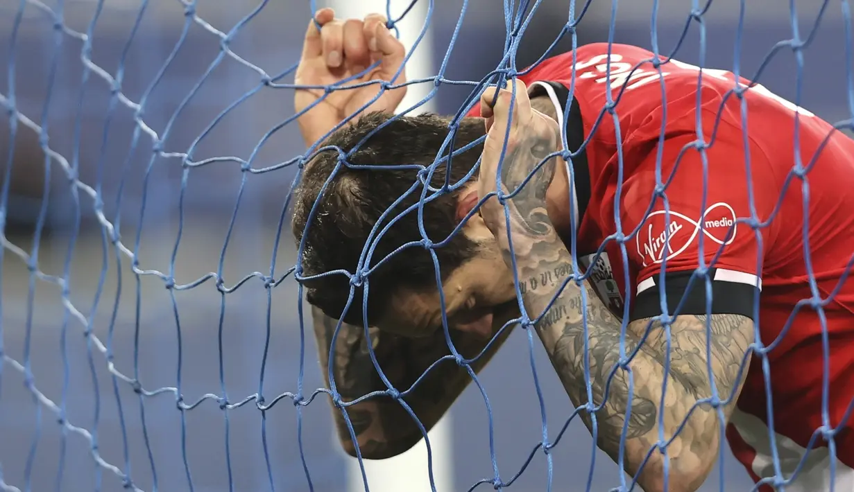 Striker Southampton, Danny Ings kecewa usai gagal memanfaatkan peluang di depan gawang Everton dalam laga lanjutan Liga Inggris 2020/21 pekan ke-26 di Goodison Park, Liverpool, Senin (1/3/2021). Southampton kalah 0-1 dari Everton. (AP/Clive Brunskill/Pool)