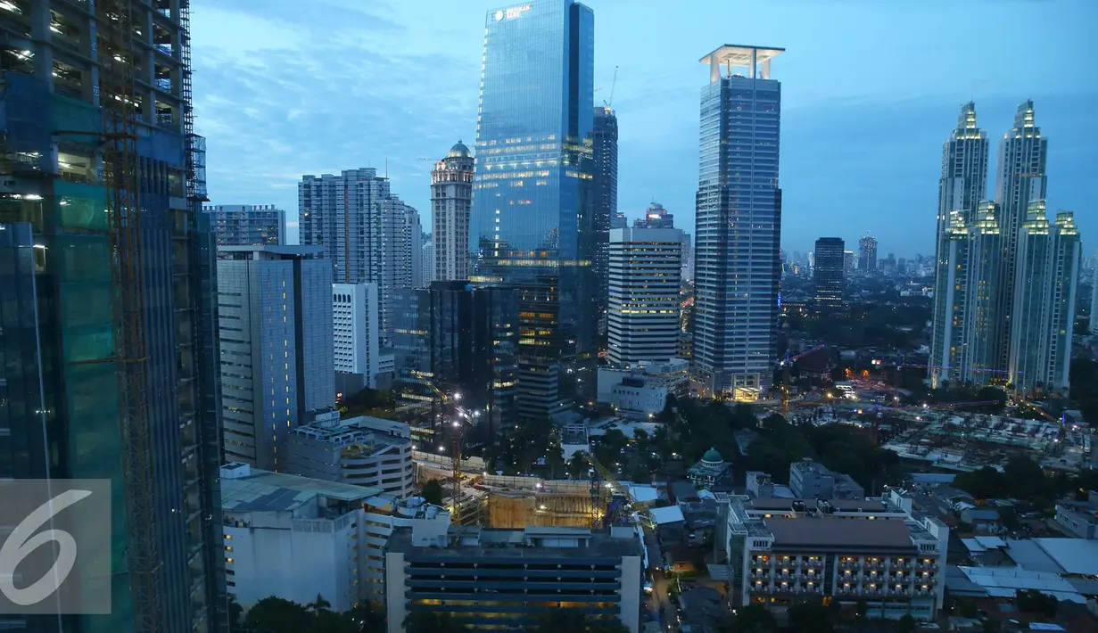 Pemandangan gedung pencakar langit terlihat dari kawasan Sudirman, Jakarta, Sabtu (14/1). Serta proyeksi lembaga-lembaga perekonomian dunia terhadap pertumbuhan ekonomi Indonesia. (Liputan6.com/Immanuel Antonius)