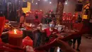 Warga keturunan Tionghoa menyalakan hio untuk sembahyang malam Imlek di Klenteng Boen San Bio Tangerang, Kamis (11/2/2021). Meskipun di tengah pandemi Covid 19, sembahyang Imlek 2572 dilakukan dengan protokol kesehatan yang ketat dan membatasi jumlah warga yang sembahyang (Liputan6.com/Angga Yuniar)