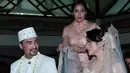 Sebelum mengucap ijab kabul, nasihat pernikahan sempat disampaikan oleh salah satu keluarga terhadap kedua mempelai keluarga agar menjadi yang sakinah, mawaddah, warrahmah. (Deki Prayoga/Bintang.com)