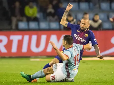 Pemain Celta Vigo, Jonny Otto berebut bola dengan pemain Barcelona, Aleix Vidal pada laga pekan ke-33 La Liga di Estadio de Balaidos, Selasa (17/4). Tampil dengan sepuluh pemain, Barcelona harus puas dengan hasil imbang 2-2. (AP/Lalo R. Villar)