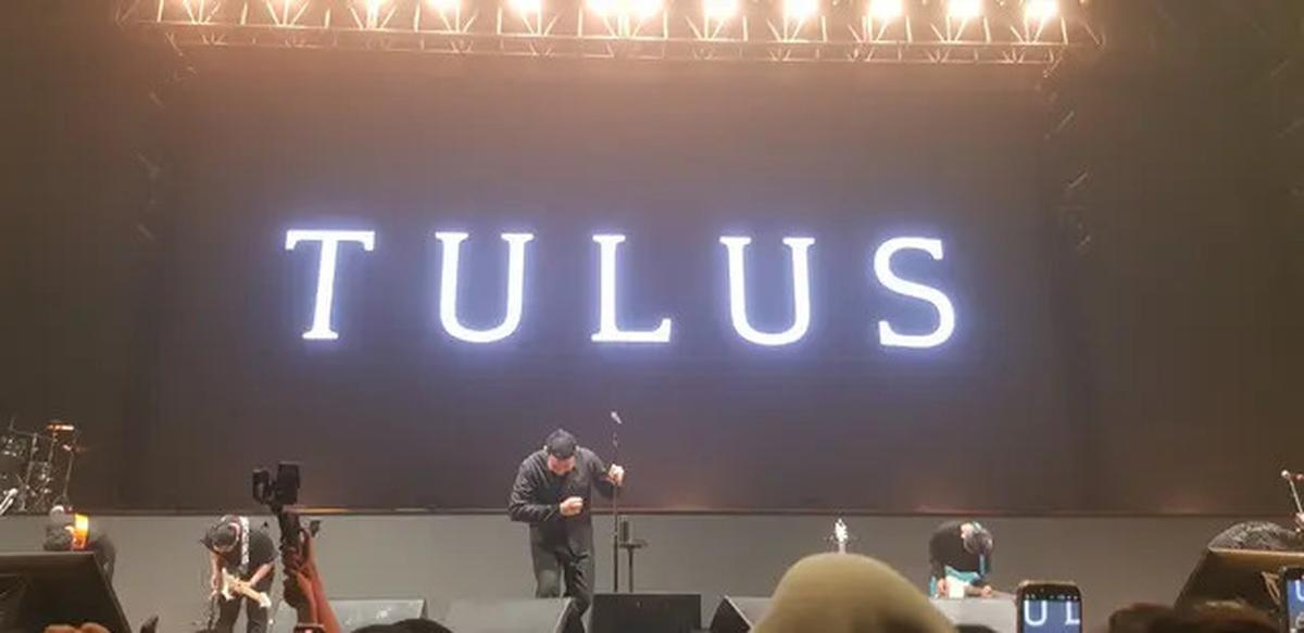 Tampil Memukau di Sky Avenue 2025, Tulus Kenang Masa Lalu dengan Lagu Sepatu