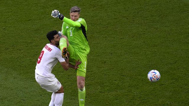 Foto: Detik-Detik Wayne Hennessey Diganjar Kartu Merah Pertama di Piala Dunia 2022, Berujung Kekalahan Wales dari Iran