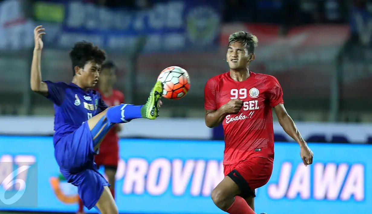 Pemain depan Sulawesi Selatan, Irfan Afandi (kanan) berebut bola dengan pemain Jawa Barat pada laga final PON XIX 2016 di Stadion Si Jalak Harupat, Kab Bandung, Rabu (28/9). Jabar unggul lewat adu penalti 5-4. (Liputan6.com/Helmi Fithriansyah)