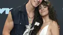 Shawn Mendes dan Camila Cabello berpose saat berhasil mendapatkan piala lewat kategori 'Best Collaboration' di MTV VMA's 2019 di New Jersey, AS (26/8/2019). (Roy Rochlin/Getty Images for MTV/AFP)