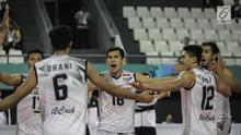 Pemain Timnas Indonesia berselebrasi saat lawan tim bola voli Jepang dalam babak kualifikasi bola voli 18th Asian Games Invitation Tournament di Tennis Indoor Senayan, Jakarta, Senin (12/2). Indonesia menang dengan skor 3-2. (Liputan6.com/Faizal Fanani)