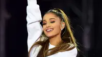 Taka hanya itu, ia pun menggelar konser amal yang menghasilkan uang sebanyak 3 juta poundsterling atau setara dengan Rp 50 miliar. Setelah acara itu, Ariana pun mendapat gelar kehormatan. (AFP/Bintang.com)