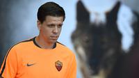 5. Wojciech Szczesny, dikabarkan, Daily Mail, Roma kembali menawarkan proposal perpanjangan peminjaman kepada Arsenal. Dalam draft penawaran itu terdapat klausul permanen pada musim selanjutnya. (AFP/Filippo Monteforte)