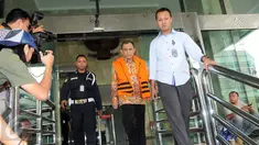 Tersangka anggota DPRD Banten, Srimulya Hartono alias SM Harto usai diperiksa KPK sebagai saksi terkait kasus dugaan suap pengesahan APBD tahun 2016 tentang pembentukan Bank Pembangunan Daerah Banten, Jakarta, Rabu (6/1/2016). (Liputan6.com/Helmi Afandi)
